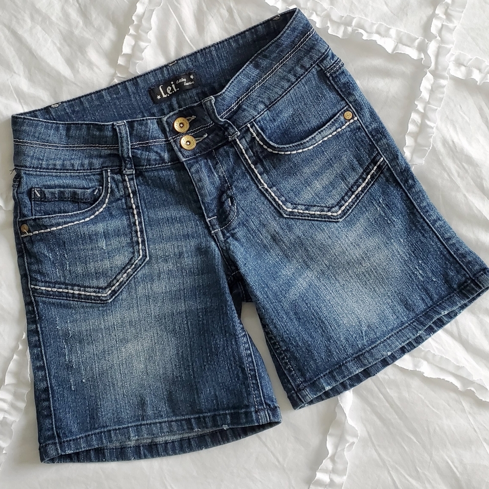 🌻Mid Rise Lei Jean Shorts